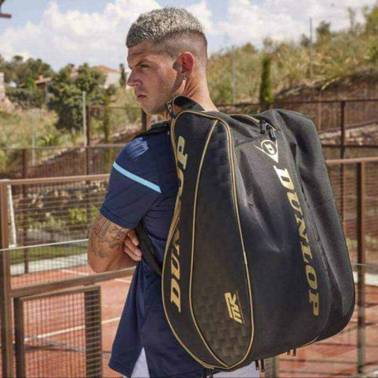 Padeltasche Dunlop Gross (Express Shipping)Elite Thermo Padle Rack - Schwarz, GoldDrei Fächer für maximale KapazitätThermofutter für das Padelschlägerfach zum Schutz der Schläger vor HitzeAußentasche für SchuSport und Außenbereich, Paddle-TennisPadel MarktDunlopPadeltasche Dunlop Gross (Express Shipping)